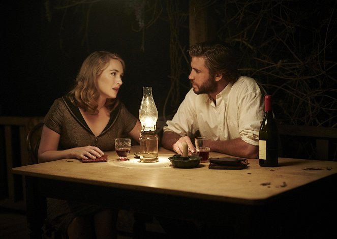 Švadlena - Z filmu - Kate Winslet, Liam Hemsworth