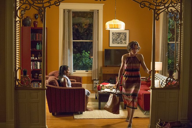 The Leftovers - Lens - Photos - Regina King, Carrie Coon