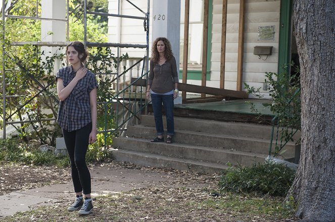 The Leftovers - Season 2 - I Live Here Now - Photos - Margaret Qualley, Amy Brenneman