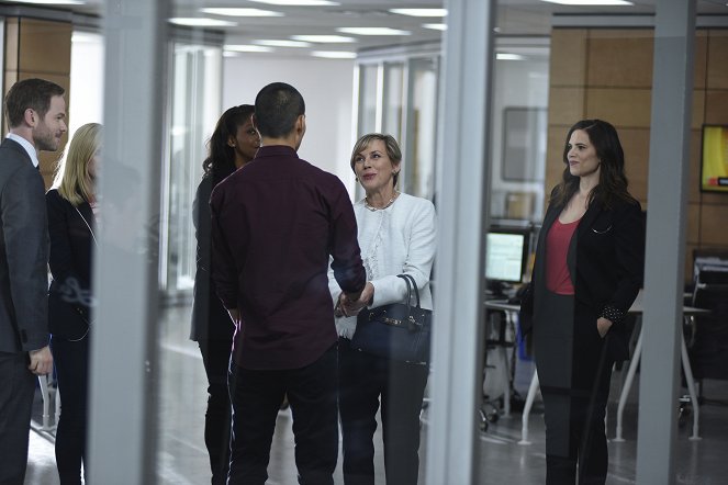 Conviction - Bridge and Tunnel Vision - Photos - Shawn Ashmore, Bess Armstrong, Hayley Atwell