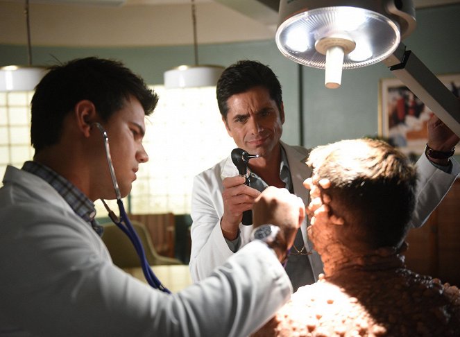 Scream Queens - Season 2 - Warts and All - Photos - Taylor Lautner, John Stamos