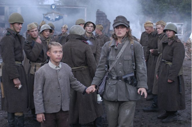 A Queda: Hitler e o Fim do Terceiro Reich - Do filme - Donevan Gunia, Alexandra Maria Lara