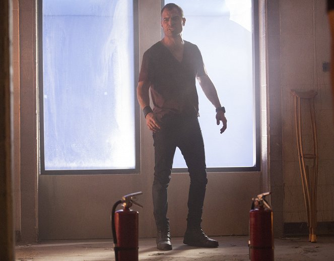 MacGyver - Awl - Photos - George Eads