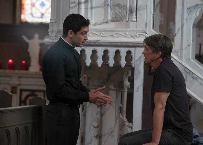The Exorcist - Chapter Three: Let 'Em In - Photos - Alfonso Herrera, Alan Ruck