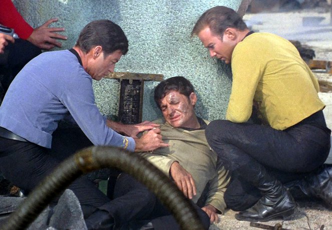 Raumschiff Enterprise - Season 1 - Ganz neue Dimensionen - Filmfotos - DeForest Kelley, William Shatner