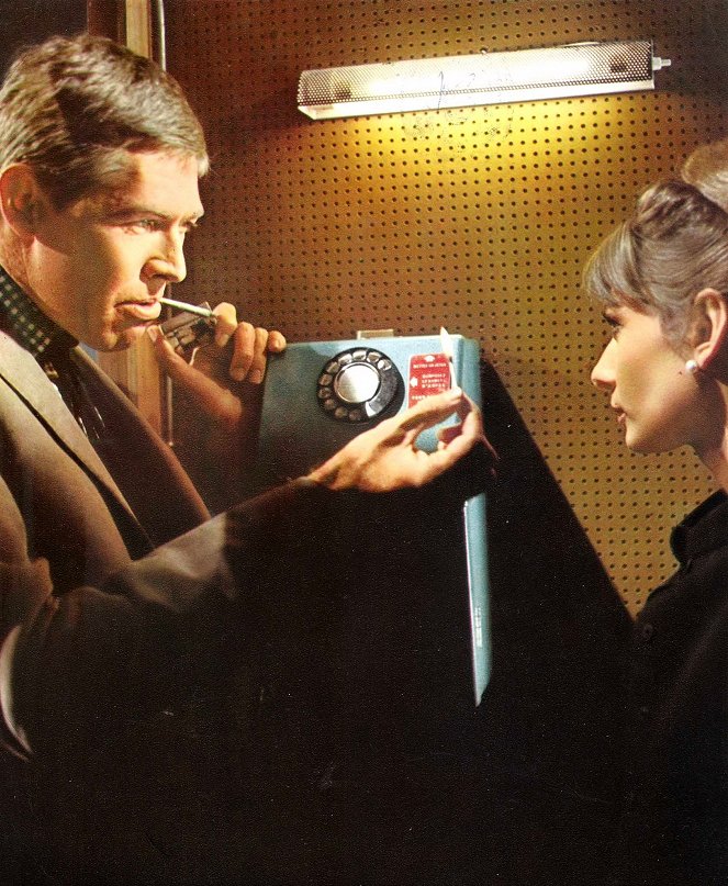 Amerikai fogócska - Filmfotók - James Coburn, Audrey Hepburn