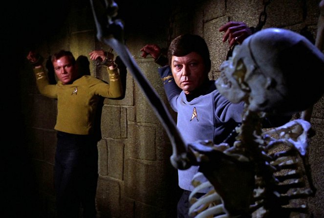 Star Trek - Season 2 - Catspaw - Photos - William Shatner, DeForest Kelley