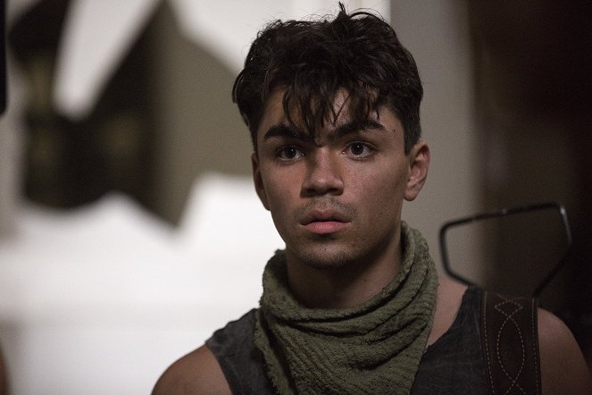 The Last Ship - Season 2 - Uneasy Lies the Head - Photos - Adam Irigoyen