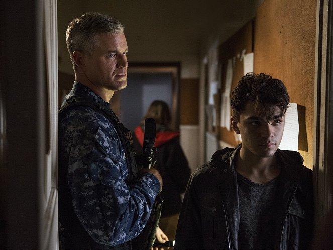 The Last Ship - Season 2 - Uneasy Lies the Head - Making of - Eric Dane, Adam Irigoyen