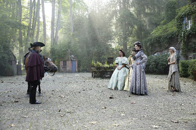 Once Upon a Time - Season 6 - The Other Shoe - Photos - Mekenna Melvin, Lisa Banes, Jessy Schram