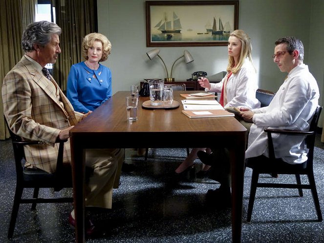 Masters of Sex - Photos - Charles Shaughnessy, Lisa Banes, Betty Gilpin, Jeremy Strong