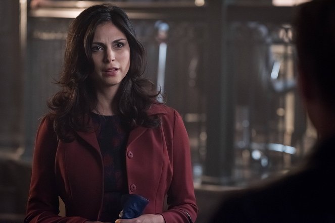 Gotham - Season 3 - Mad City: Look Into My Eyes - Photos - Morena Baccarin