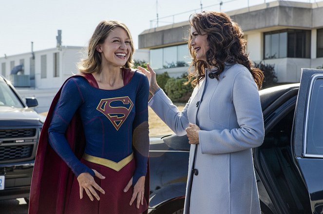 Supergirl - Welcome to Earth - Photos - Melissa Benoist, Lynda Carter