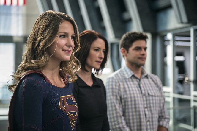 Supergirl - Welcome to Earth - Van film - Melissa Benoist, Chyler Leigh, Jeremy Jordan