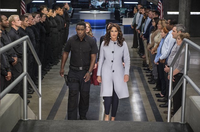 Supergirl - Welcome to Earth - Photos - David Harewood, Lynda Carter