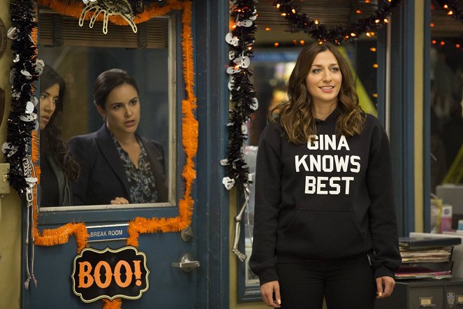 Brooklyn Nine-Nine - Season 4 - Halloween IV - Photos - Stephanie Beatriz, Melissa Fumero, Chelsea Peretti