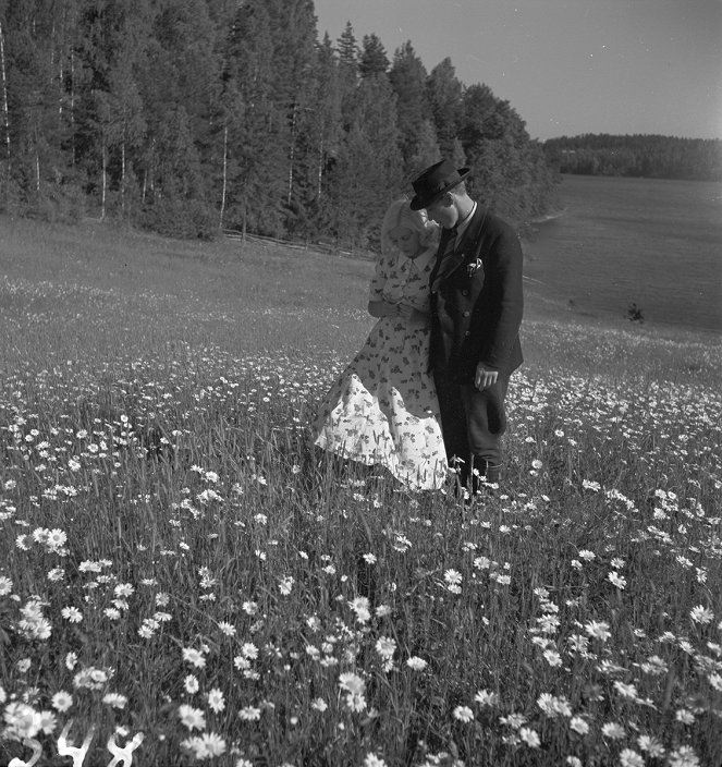 Nuorena nukkunut - Filmfotók - Regina Linnanheimo, Kaarlo Oksanen