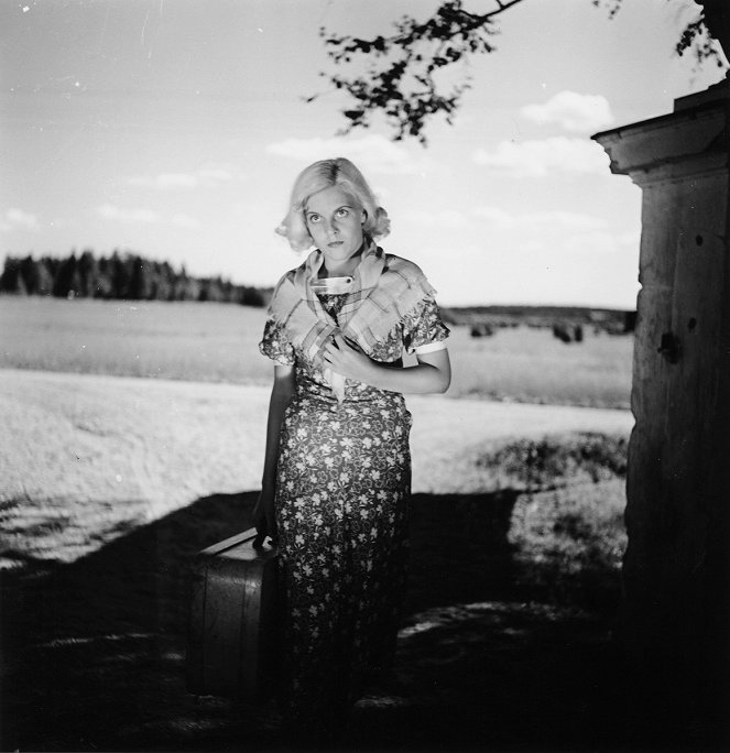 Nuorena nukkunut - Filmfotók - Regina Linnanheimo