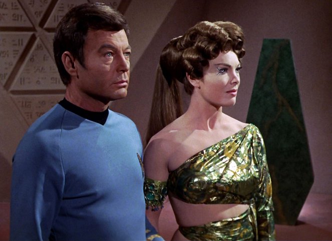 Star Trek - Zabłąkana asteroida - Z filmu - DeForest Kelley, Katherine Woodville