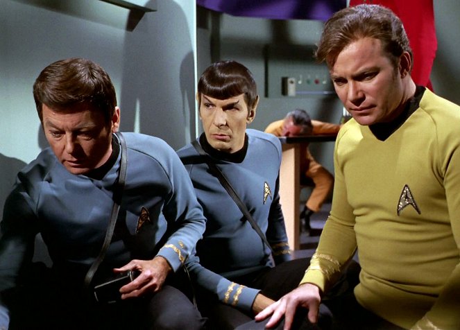 Raumschiff Enterprise - Season 3 - Strahlen greifen an - Filmfotos - DeForest Kelley, Leonard Nimoy, William Shatner