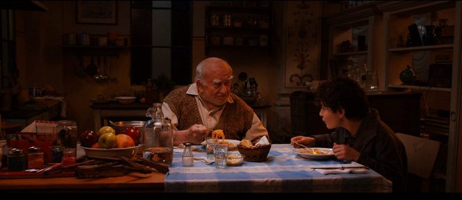 El inventor de juegos - De la película - Edward Asner, David Mazouz