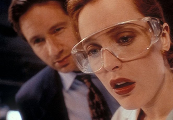 The X-Files - Hell Money - Photos - David Duchovny, Gillian Anderson