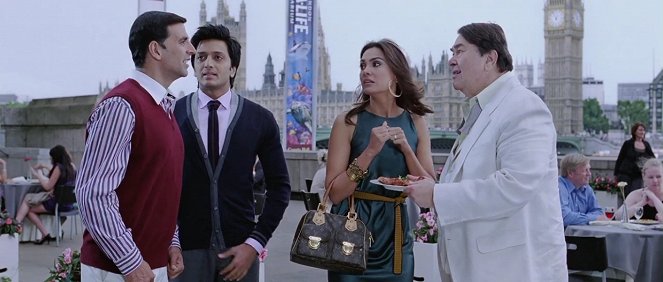 Housefull - Z filmu - Akshay Kumar, Ritesh Deshmukh, Lara Dutta, Randhir Kapoor