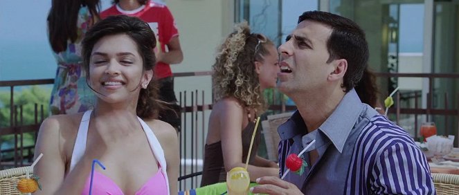 Housefull - De la película - Deepika Padukone, Akshay Kumar