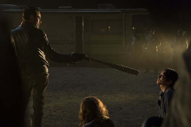 The Walking Dead - A jobbkéz - Filmfotók - Jeffrey Dean Morgan, Steven Yeun