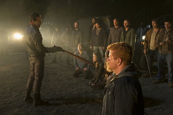 The Walking Dead - Season 7 - The Day Will Come When You Won't Be - Photos - Jeffrey Dean Morgan, Steven Yeun, Michael Cudlitz