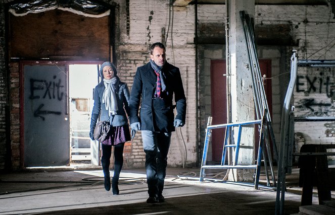 Elementary - A Giant Gun, Filled with Drugs - Photos - Lucy Liu, Jonny Lee Miller