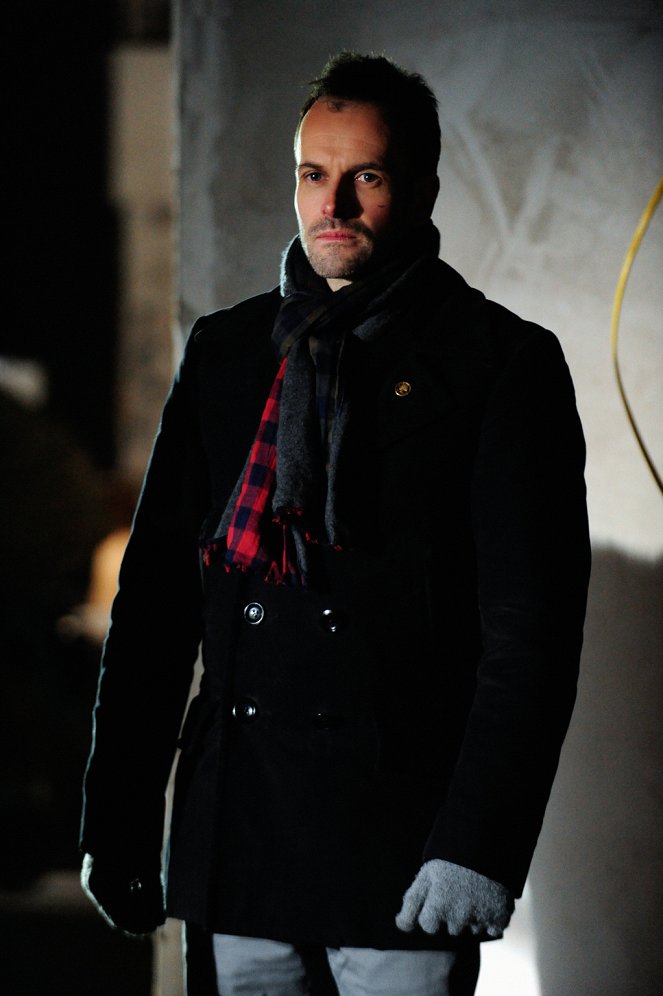 Elementary - A Giant Gun, Filled with Drugs - Photos - Jonny Lee Miller