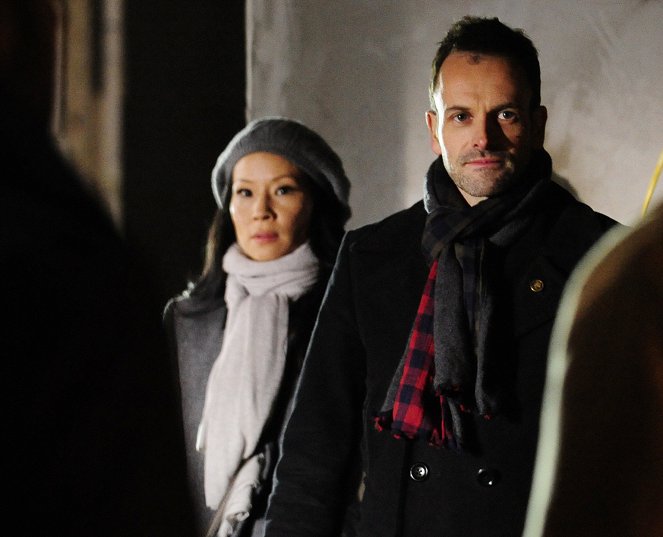 Elementary - A Giant Gun, Filled with Drugs - Photos - Lucy Liu, Jonny Lee Miller