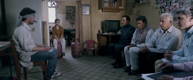 Madaari - De la película - Irrfan Khan, Vishesh Bansal, Tushar Dalvi, Uday Tikekar