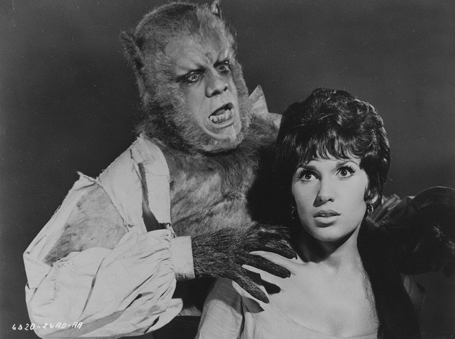 The Curse of the Werewolf - Promokuvat - Oliver Reed, Yvonne Romain
