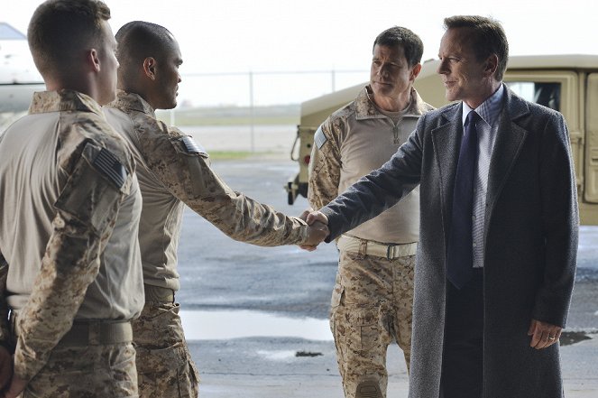 Designated Survivor - The Mission - Photos - Dylan Walsh, Kiefer Sutherland