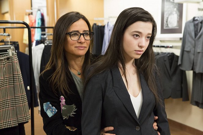 Better Things - Season 1 - Photos - Pamela Adlon, Mikey Madison