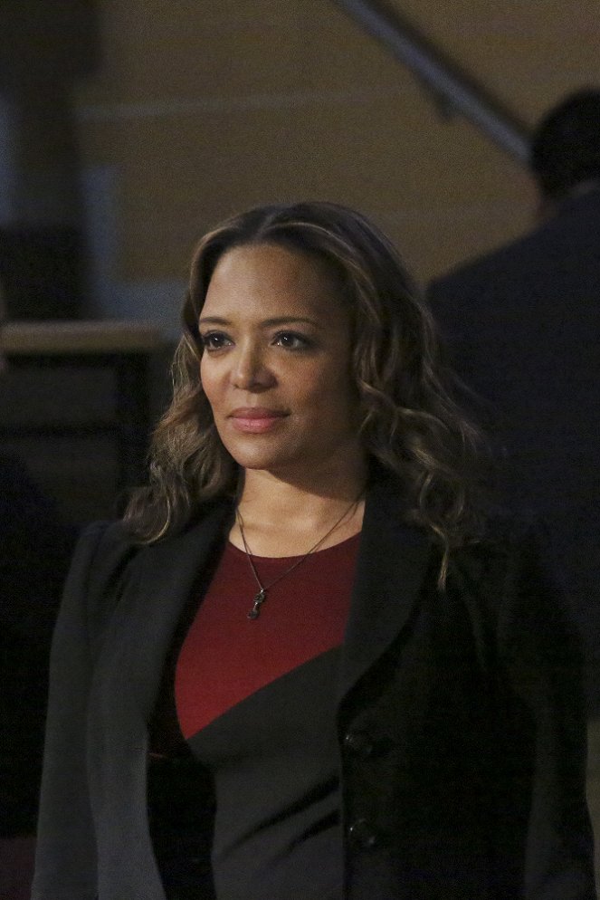 How to Get Away with Murder - Is Someone Really Dead? - Van film - Luna Lauren Velez