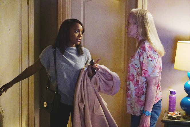 How to Get Away with Murder - Season 3 - Is Someone Really Dead? - Photos - Aja Naomi King, Brett Butler