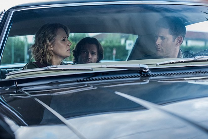 Supernatural - Season 12 - The Foundry - Van film - Samantha Smith, Jared Padalecki, Jensen Ackles