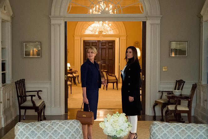 House of Cards - Season 4 - Chapter 41 - Photos - Robin Wright, Neve Campbell