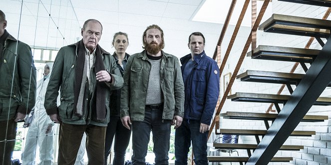 Stíny nad Stockholmem - Vraždy na konci ulice - Z filmu - Peter Haber, Kristofer Hivju, Måns Nathanaelson
