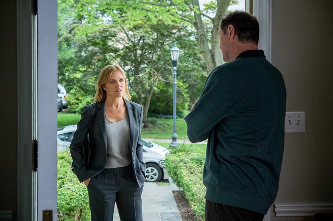 House of Cards - Chapter 44 - Photos - Kim Dickens