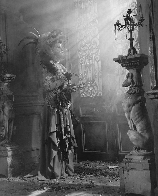 The Madwoman of Chaillot - Photos - Katharine Hepburn