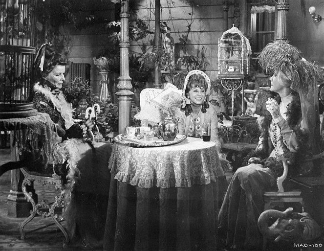 The Madwoman of Chaillot - Filmfotók - Katharine Hepburn, Giulietta Masina, Margaret Leighton