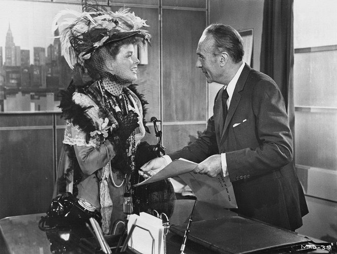 The Madwoman of Chaillot - Van film - Katharine Hepburn, Charles Boyer