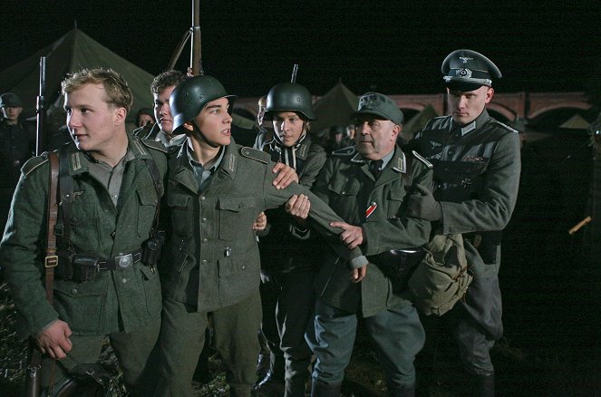 Die Brücke - Do filme - Robert Höller, François Goeske, Gerd Wameling