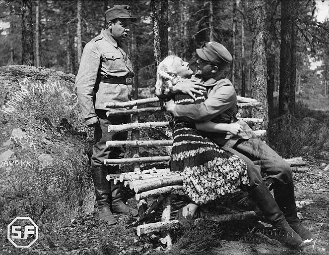 Das Schwarze Schaf des Regiments - Filmfotos - Kaarlo Angerkoski, Ansa Ikonen, Leo Lähteenmäki