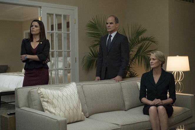 House of Cards - Chapter 48 - Photos - Neve Campbell, Michael Kelly, Robin Wright