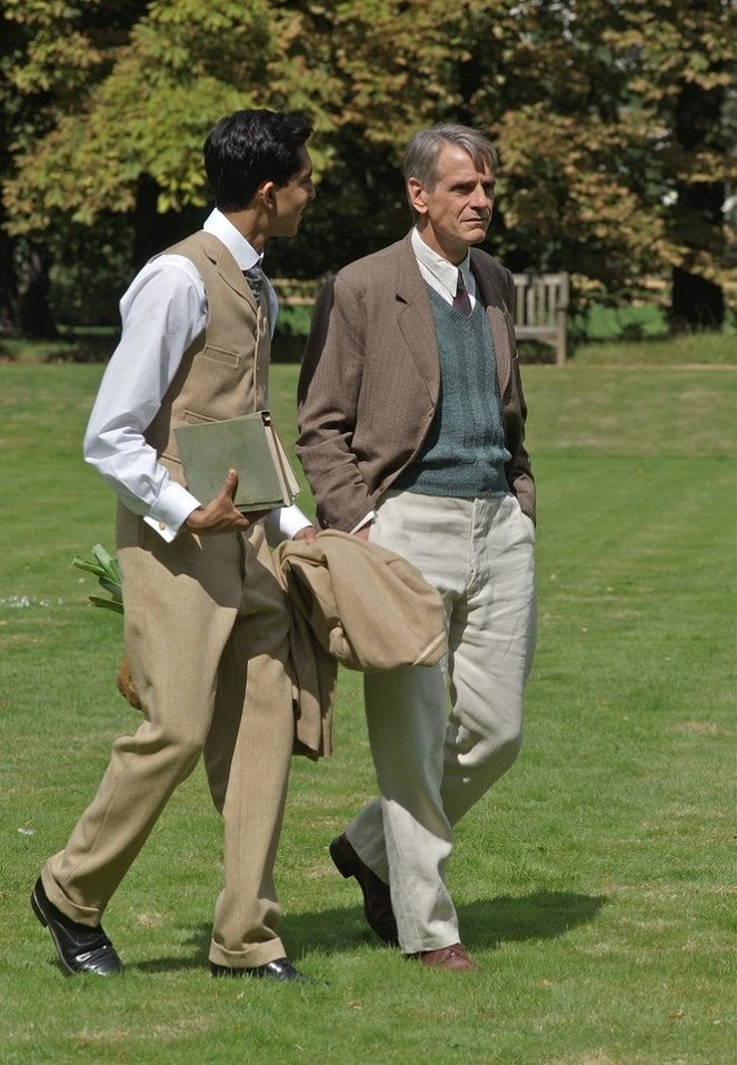 O Homem que Viu o Infinito - Do filme - Dev Patel, Jeremy Irons